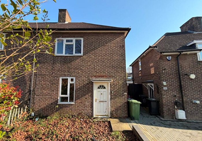 3 Bedroom Flat For Sale In Downham Way, Bromley, Kent, BR1