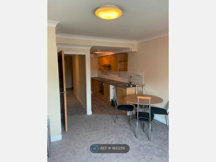 3 Bedroom Flat To Rent In Oxon Court, Portsmouth, PO1