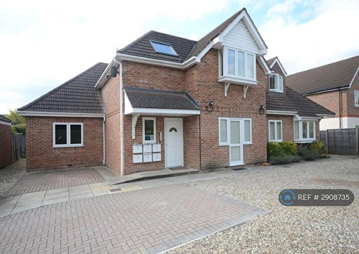 2 Bedroom Flat To Rent In Saffron Close, Reading, RG6