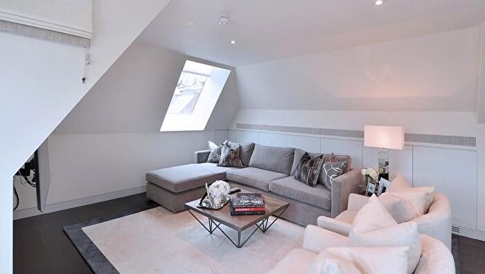 2 Bedroom Flat To Rent In Duke Street, Mayfair, London, W1K