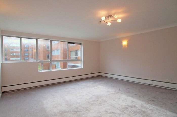 2 Bedroom Flat To Rent In Homefield Park, Sutton, Surrey, SM1