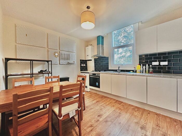 3 Bedroom Flat To Rent In South Lambeth Road, London, SW8