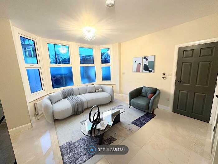 2 Bedroom Flat To Rent In Westminster Drive, Westcliff-On-Sea, SS0
