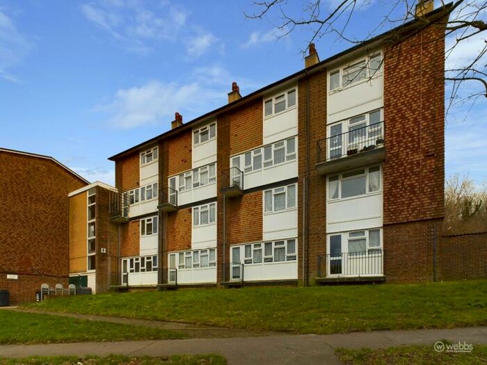 2 Bedroom Flat To Rent In Kestrel Way, New Addington, Croydon, CR0