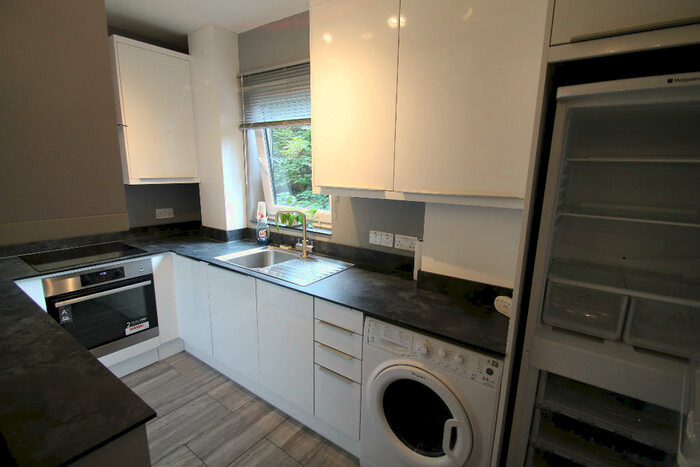 2 Bedroom Flat To Rent In Savill Row, Woodford Green, Essex, IG8