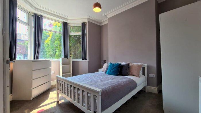 1 Bedroom House Of Multiple Occupation To Rent In Irwell Grove, Manchester - Ensuite Room, M30