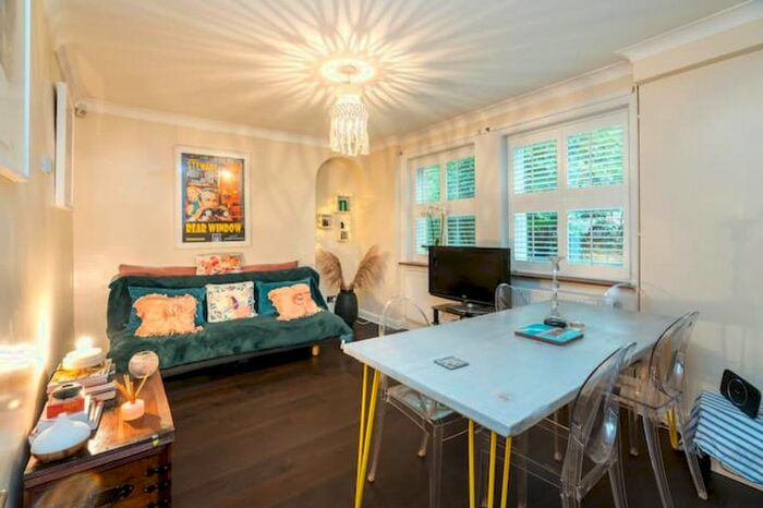 1 Bedroom Flat To Rent In Thicket Road, London SE20