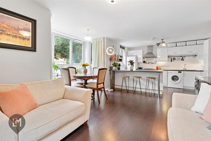 2 Bedroom Flat For Sale In Merton Road, London, SW18