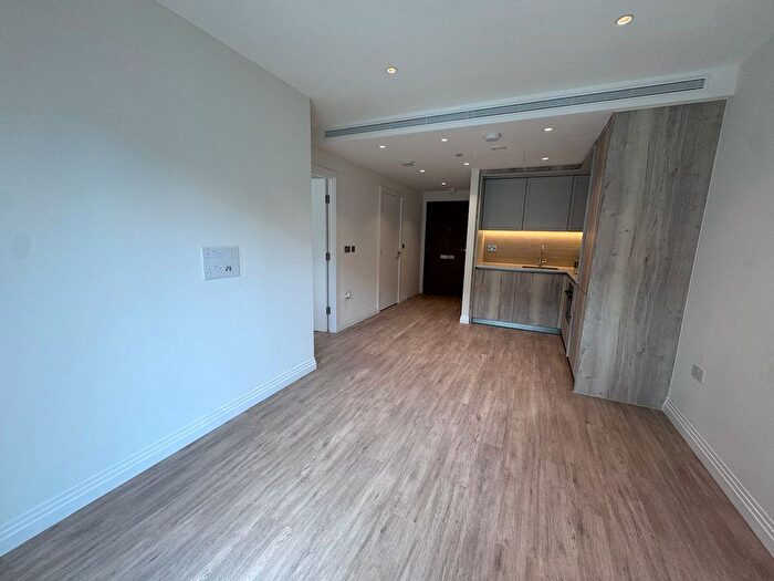 Studio To Rent In Gasholder Place, London, SE11