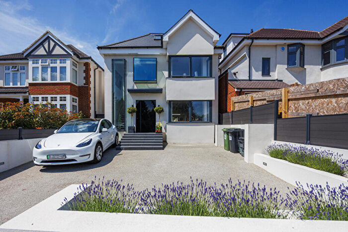 3 Bedroom Detached House For Sale In Charmouth Road, St. Albans, AL1