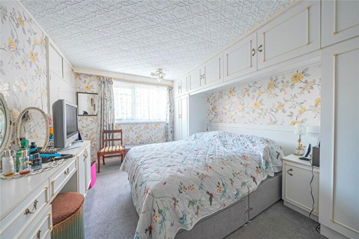 3 Bedroom End Of Terrace House For Sale In Nursery Close, Leeds, LS17
