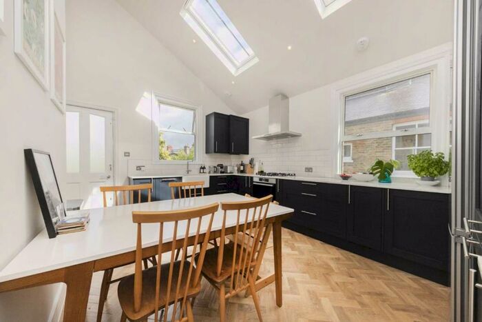 4 Bedroom Flat To Rent In Emmanuel Road, Balham, SW12
