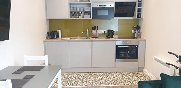 1 Bedroom Flat To Rent In Flat, Monks Road, - Bed, LN2