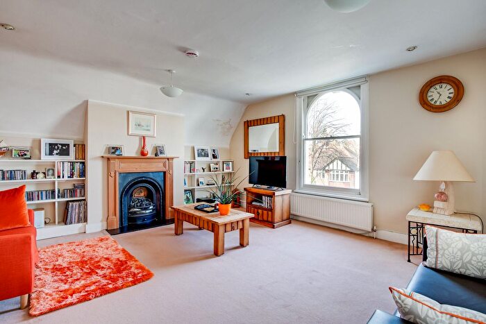 2 Bedroom Flat To Rent In Woodside, London, SW19