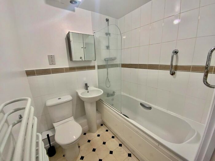 2 Bedroom Flat To Rent In Dragonfly Close, Kingswood, Bristol, BS15