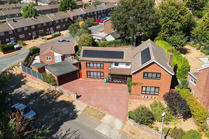 5 Bedroom Detached House For Sale In Woodland Way, Stevenage, Hertfordshire, SG2