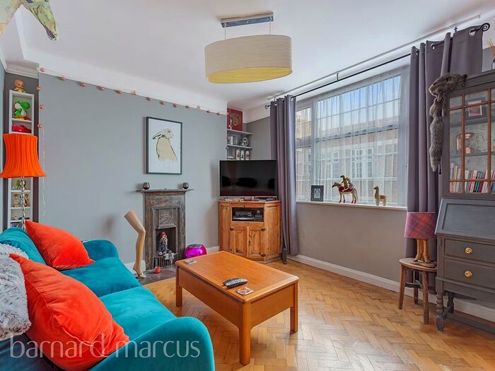 2 Bedroom Flat To Rent In Pages Hill, Muswell Hill, N10
