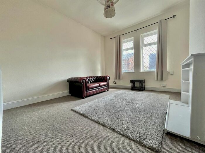 3 Bedroom Flat To Rent In Shaw Heath, Stockport, SK2