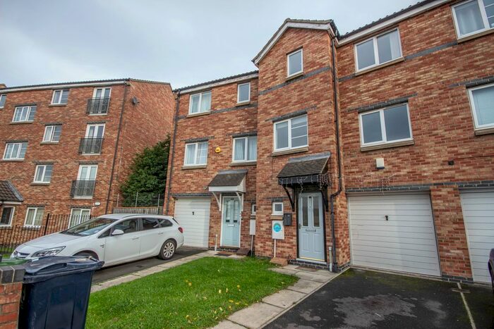 4 Bedroom Town House To Rent In Bridges View, Gateshead, Tyne And Wear, NE8