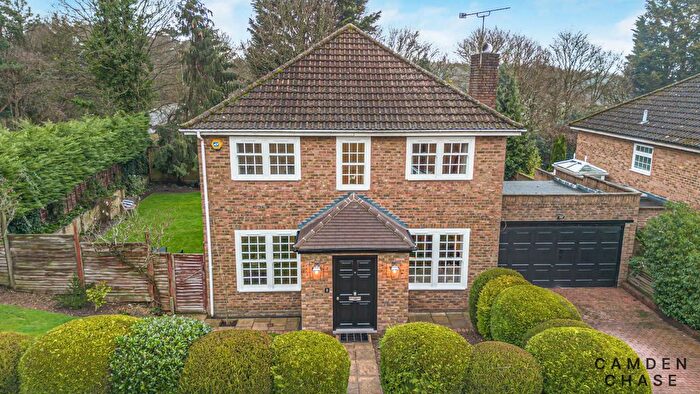 4 Bedroom Detached House For Sale In Greenacre Close, Hadley Highstone, EN5