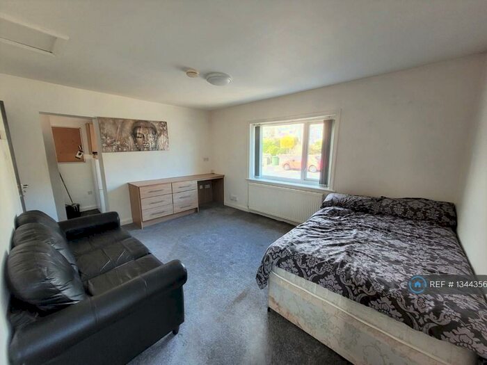 Studio To Rent In Ashbrow Road, Huddersfield, HD2