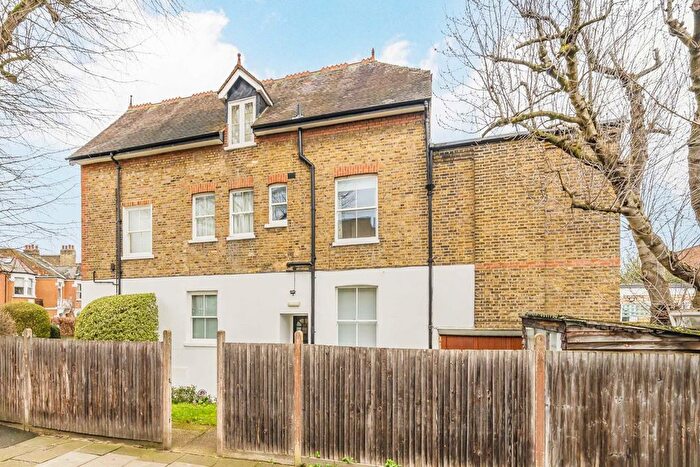 2 Bedroom Flat To Rent In Pagoda Avenue, Richmond, TW9