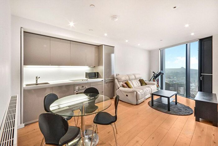 2 Bedroom Flat To Rent In Walworth Road, Elephant And Castle, London, SE1