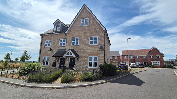 3 Bedroom Semi-Detached House For Sale In Kingfisher Drive, Southam, CV47