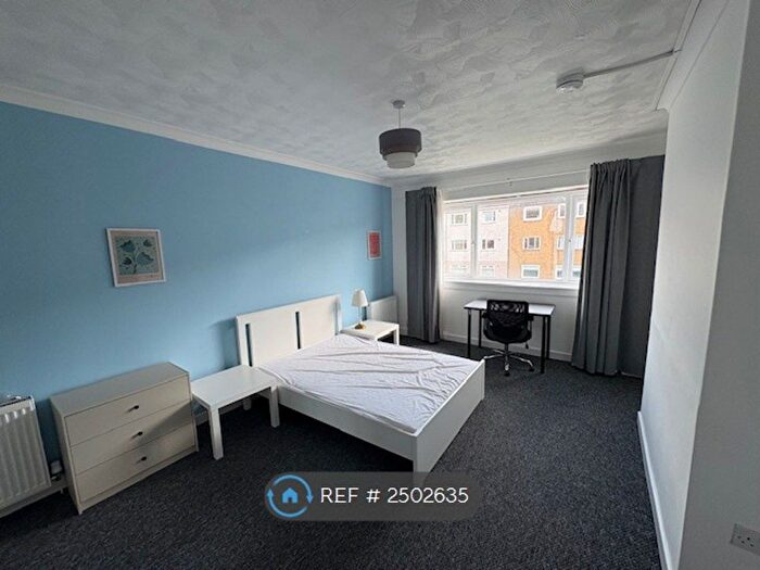 4 Bedroom Flat To Rent In Cherrybank Road, Glasgow, G43