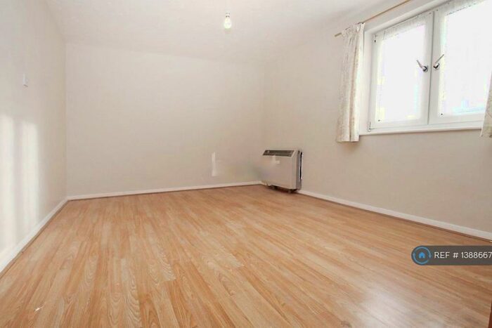 1 Bedroom Flat To Rent In Harpour Road, Barking, IG11