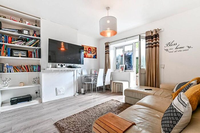 2 Bedroom Flat To Rent In Shacklewell Road, Hackney, London, N16