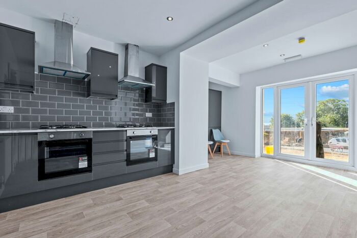 10 Bedroom Terraced House To Rent In Walter Road, Swansea, SA1