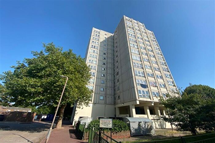 2 Bedroom Flat To Rent In Bedroom Nd Floor And Above Flat In Westcliff On Sea, SS0