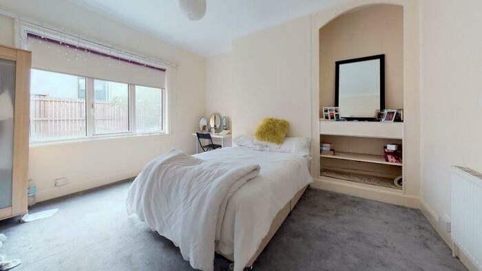 6 Bedroom Semi-Detached House To Rent In St Michaels Lane, Headingley, Leeds, LS6