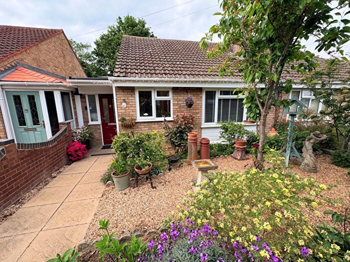 2 Bedroom Semi-detached Bungalow For Sale In Reynolds Drive, Little Paxton, PE19