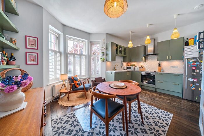 3 Bedroom Flat For Sale In Cricklade Avenue, Streatham Hill, London, SW2