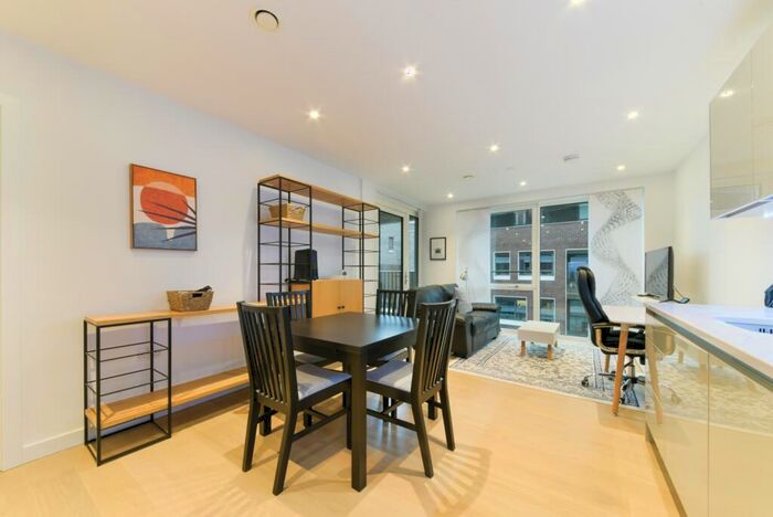 1 Bedroom Flat To Rent In Sayer Street, Elephant And Castle, London, SE17