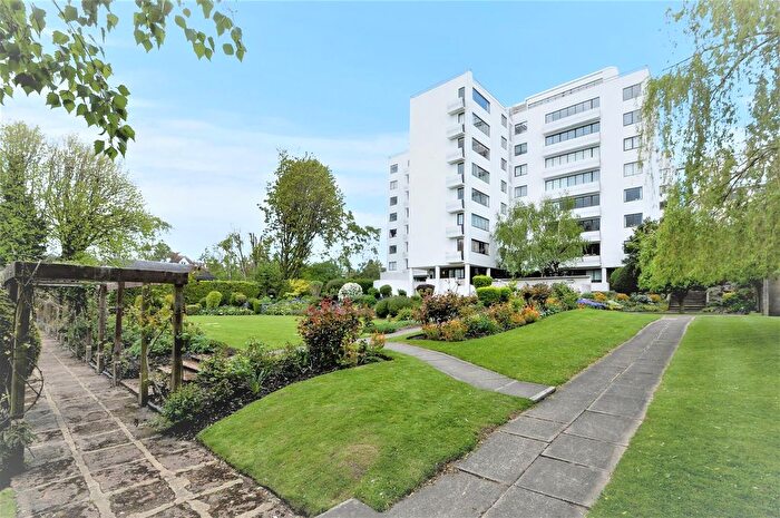 2 Bedroom Flat For Sale In North Hill, Highgate, N6