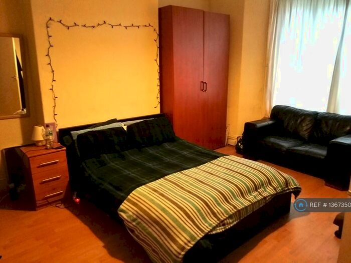 2 Bedroom Flat To Rent In Helmsley Road, Newcastle Upon Tyne, NE2