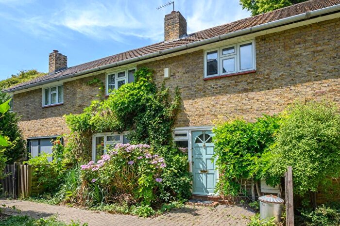 3 Bedroom Terraced House For Sale In Barnsbury Square, Barnsbury, London, N1