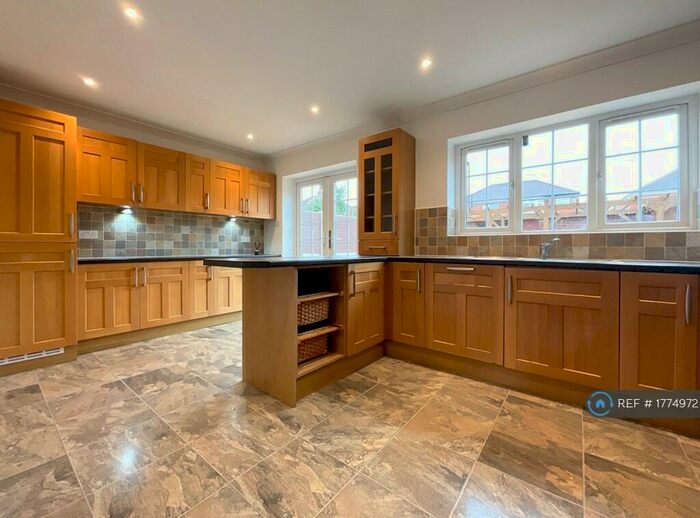 4 Bedroom Semi-Detached House To Rent In St. Ursulas Road, Doncaster, DN4