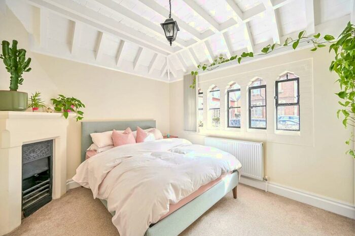 2 Bedroom Flat To Rent In Hatch Lane, Windsor, SL4