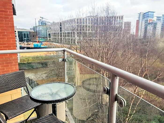 2 Bedroom Flat To Rent In Gotts Road, Leeds, West Yorkshire, Uk, LS12