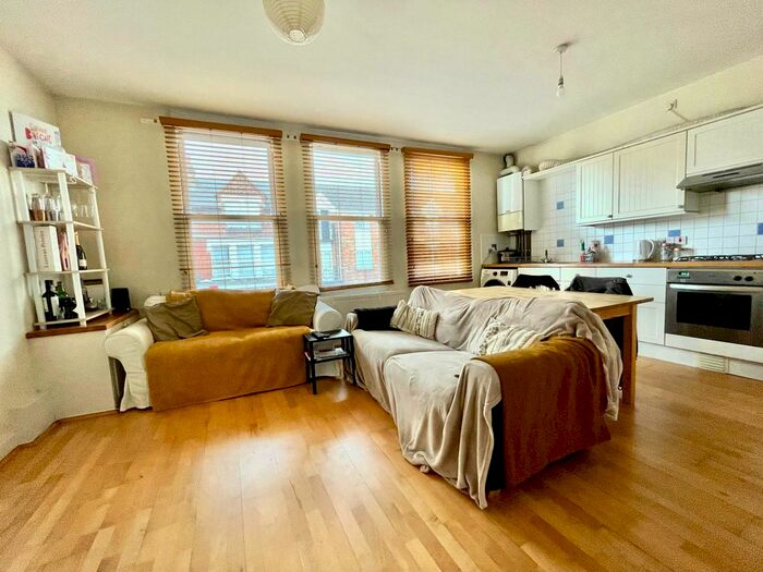 2 Bedroom Flat To Rent In Garratt Lane, Wandsworth, SW18