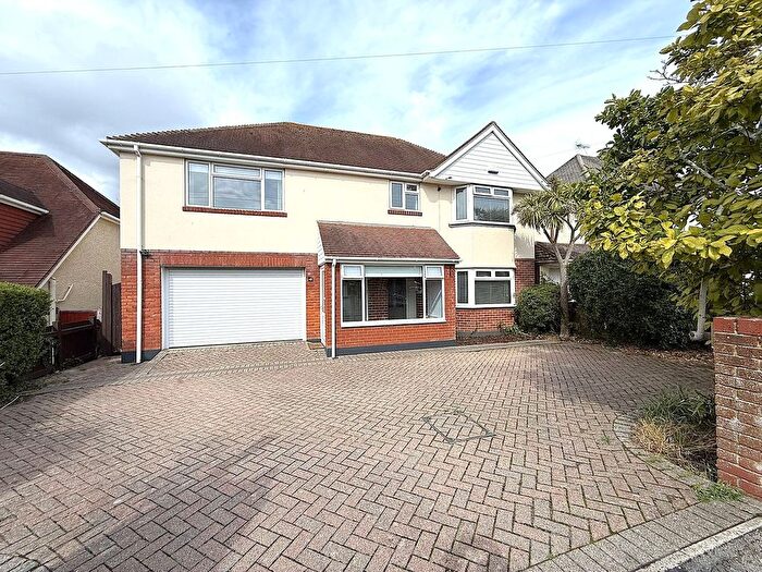 4 Bedroom Detached House For Sale In Stokes Avenue, Poole, BH15