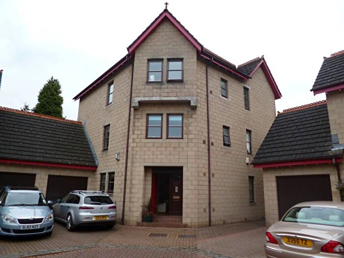 3 Bedroom Flat To Rent In Cottage Green, Edinburgh, EH4