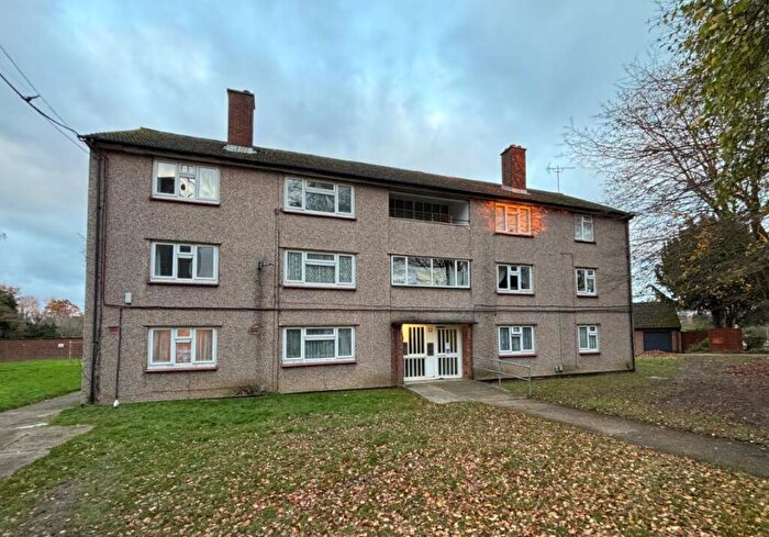 2 Bedroom Flat For Sale In Frobisher Road, St. Albans, Hertfordshire, AL1