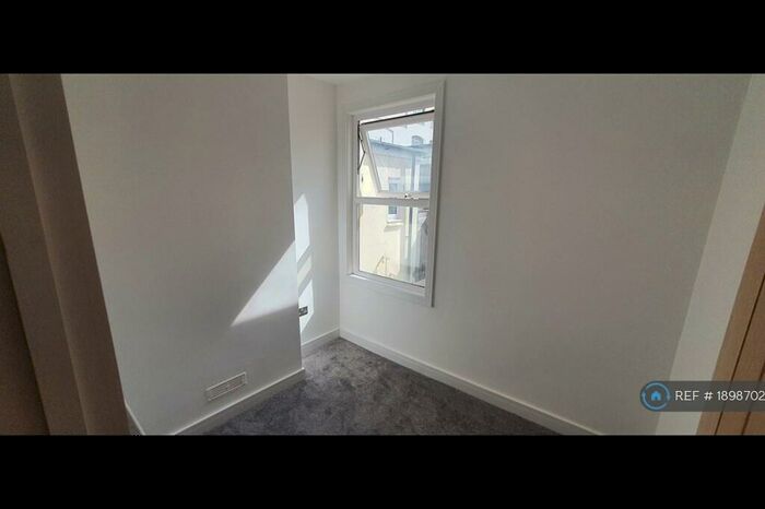 3 Bedroom Flat To Rent In Coombe Terrace, Hove, BN2