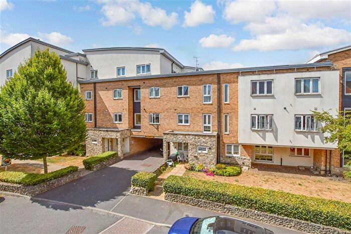 2 Bedroom Flat For Sale In Melrose Close, Maidstone, Kent, ME15