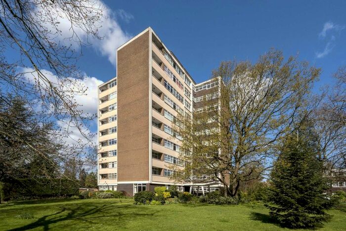 2 Bedroom Flat To Rent In The Knoll, London, W13